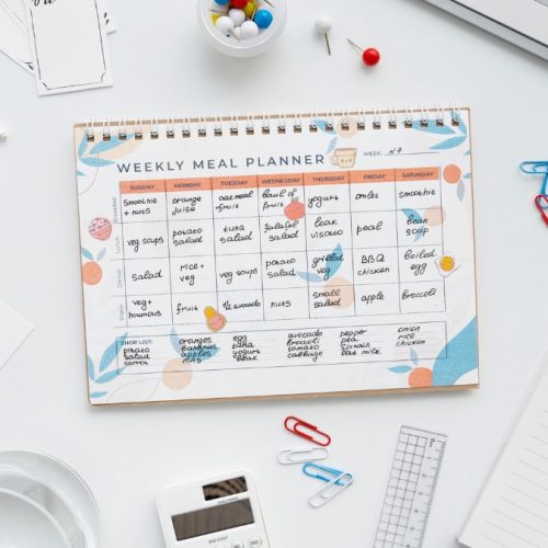 Aplicação do bloco de tempo (time blocking) para planejamento semanal de refeições: uma estratégia visual e organizada para eliminar decisões diárias e otimizar sua nutrição e produtividade.